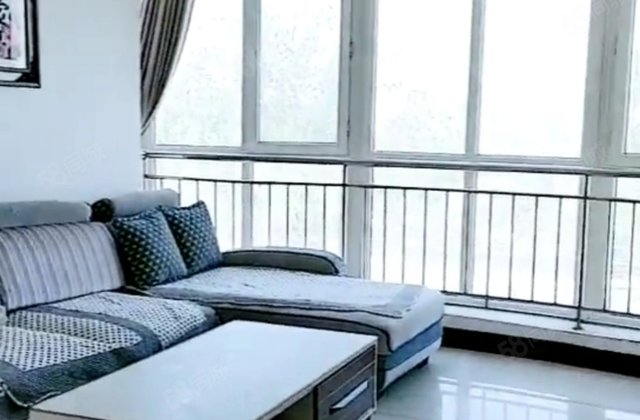 汽车总站 万达广场附近，客厅大落地窗，精装修,送储藏室