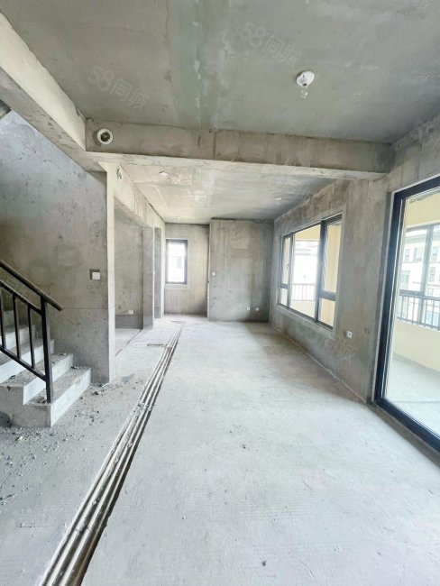 洋房带露台琥珀御宾府叠墅带超大露台地铁3号线出入口