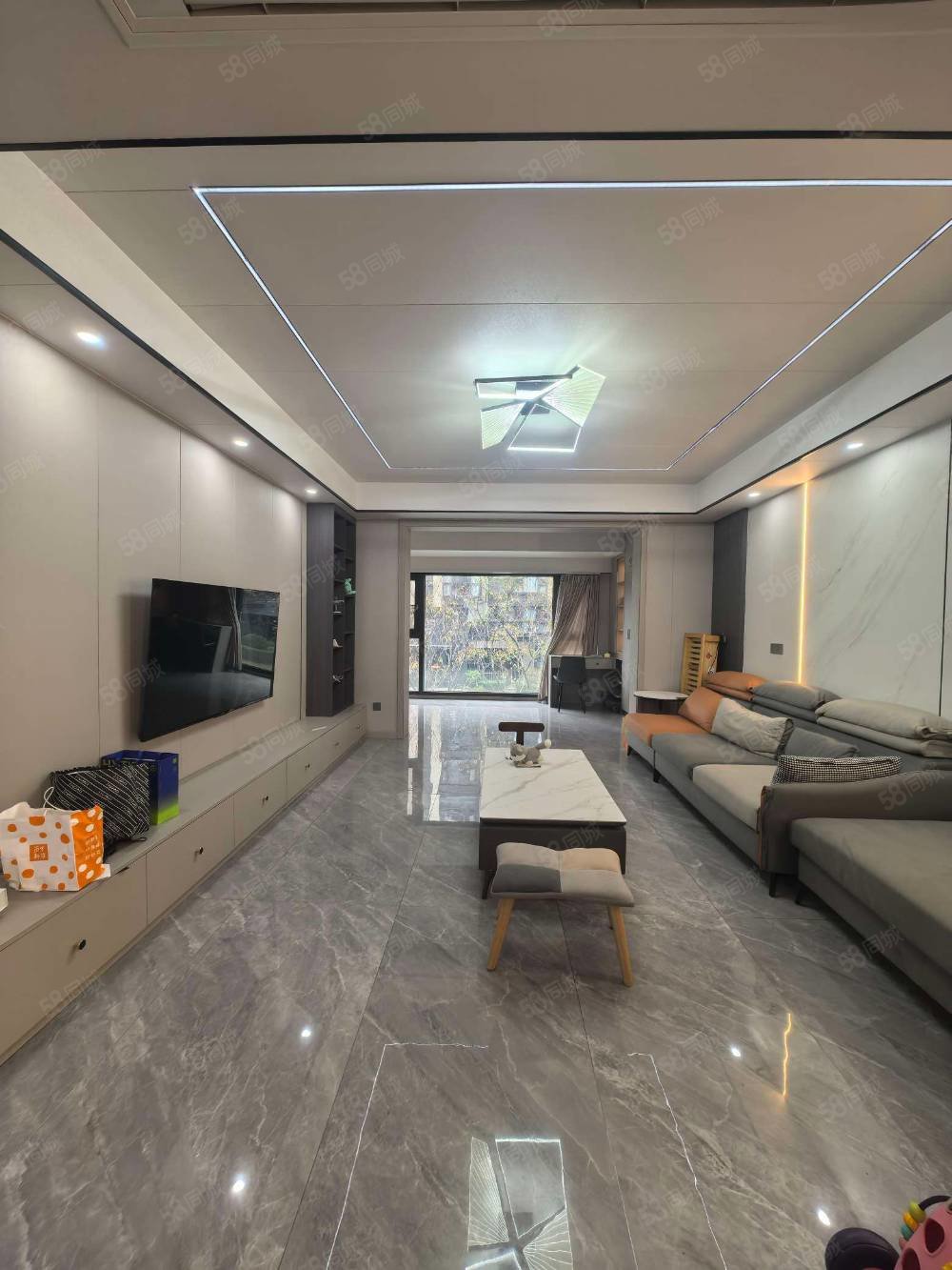 港中旅公元6室2厅3卫180㎡南北199万