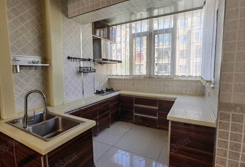 一期,步梯中层,126平三室,精装修南北通透107万,御景苑-丹东58同城