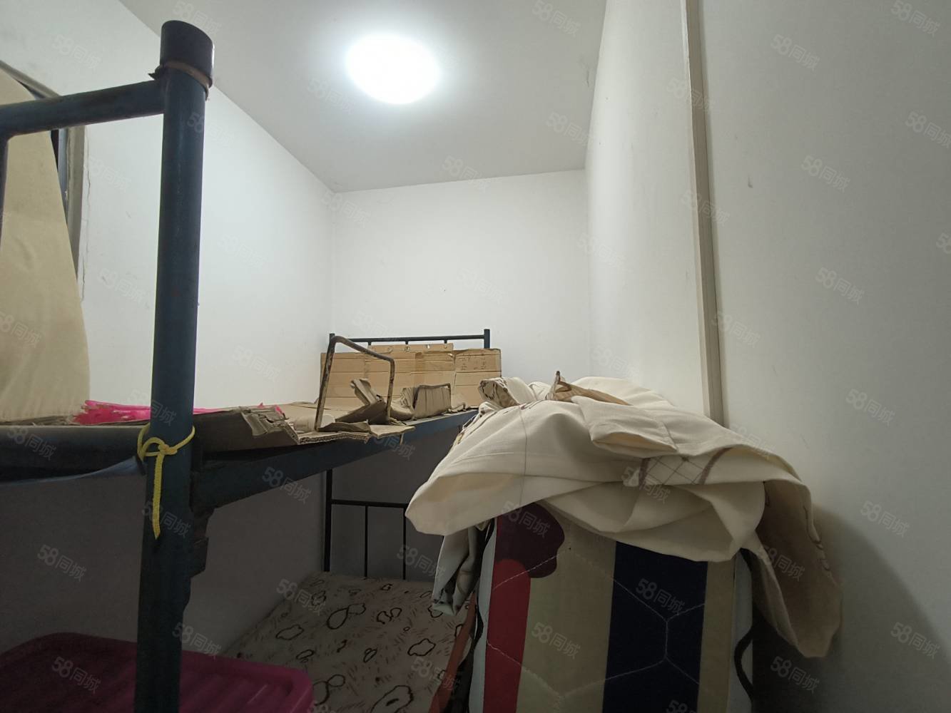 沿河小区4室1厅2卫68㎡南北28.8万