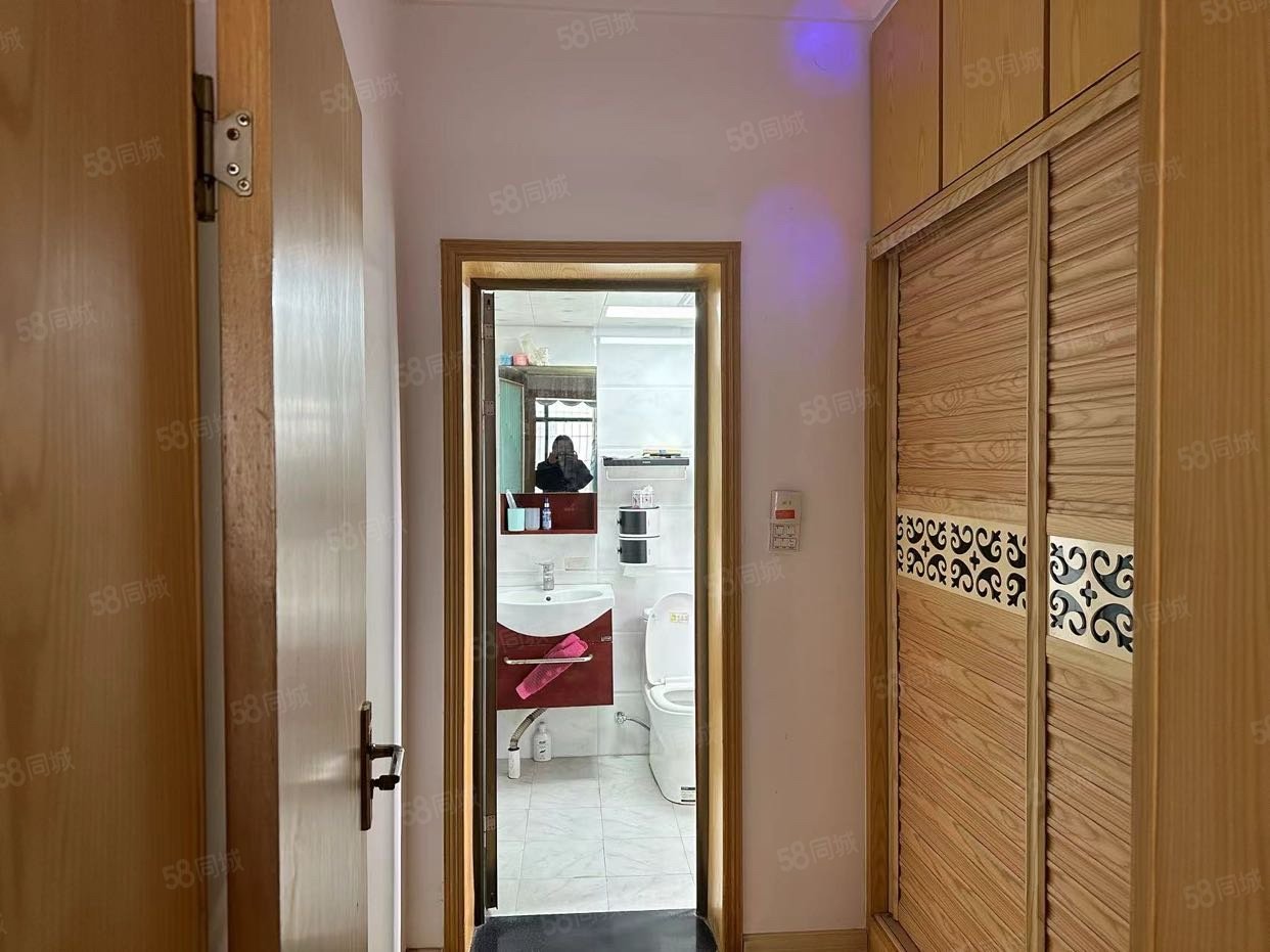 中央华府小区3室2厅2卫138㎡南北75万