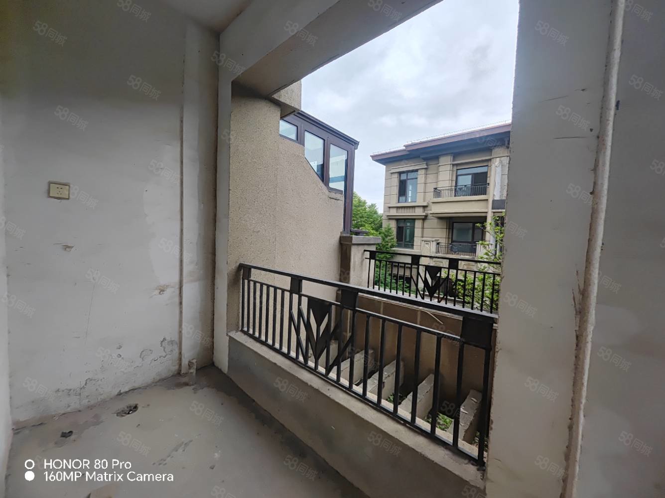 维也纳庄园5室2厅3卫278㎡南北208万