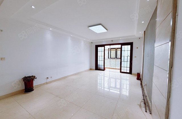 中通三期！两室客厅朝阳！三叶草户型！停车方便！中间楼层！