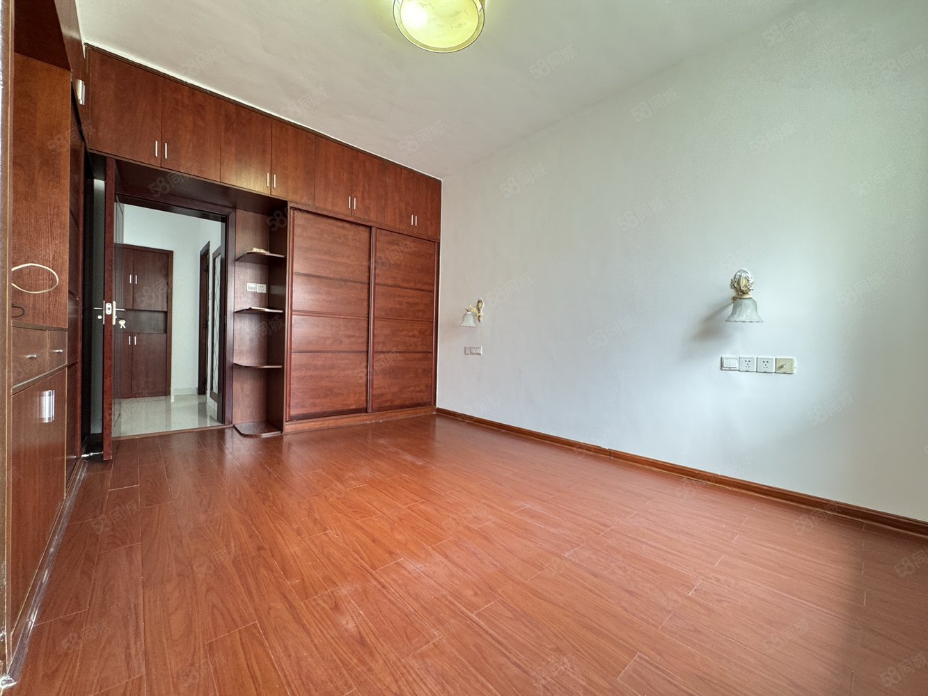 警苑6室2厅3卫160㎡南北79.8万