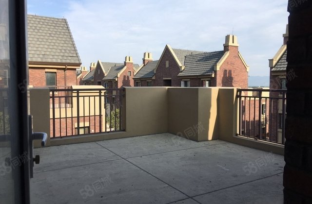 宝龙国际社区高端别墅 三层300平 院子280平 车库平台