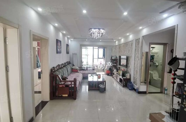 东昌路大润发旁边，三室双卫，带储藏室免大税