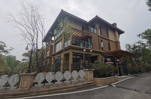 青城山独栋别墅四面临水,地面三层地下一层,泰式风格