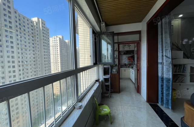 房东急售 东昌湖边 金柱绿城 送车位储藏室，双卫 精装三居房