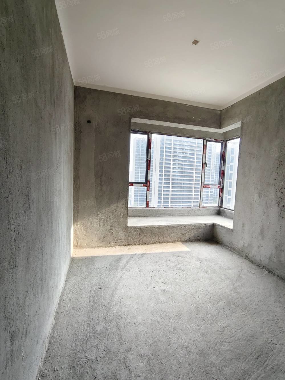 德和领秀广场4室2厅1卫140㎡北122.9万