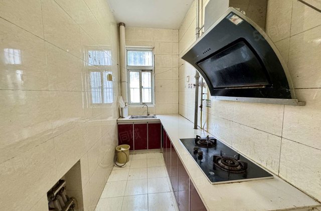 万达北 三中北校附近 莲湖花园一楼带院 两室两厅 诚心出售