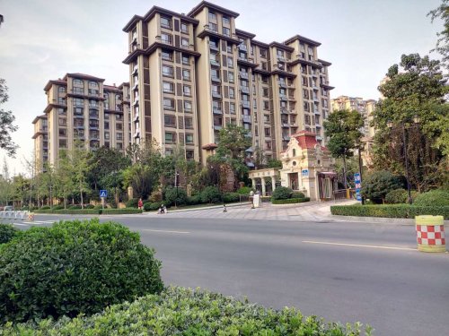 鑫江水青花园带装修 南北通透户型 123万 看房方便