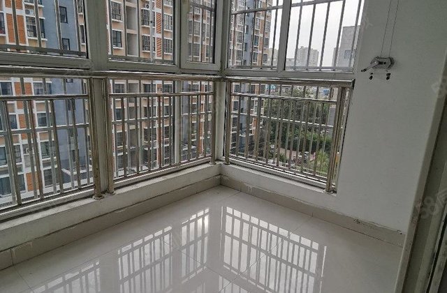 齐鲁君悦华庭 南北通透 带电梯 房龄新 中间楼层 小三居