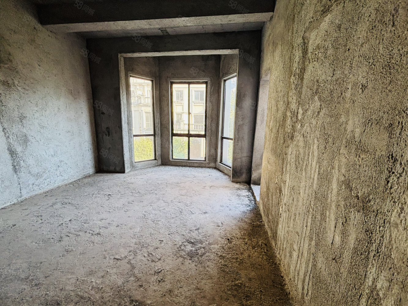 新世界凯旋城(别墅)7室2厅3卫243㎡南北103万