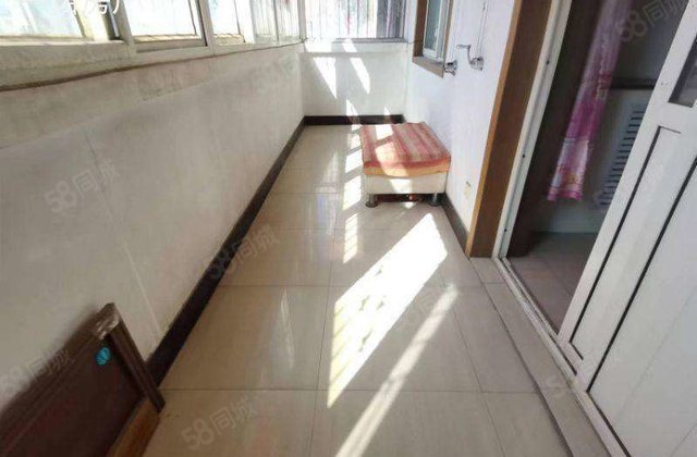 急售  ，柳泉花园，新出精装三室，中间楼层