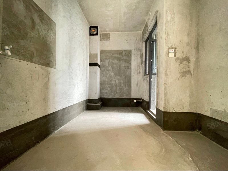 重庆融创壹号院(一期)4室2厅2卫138.34㎡东270万