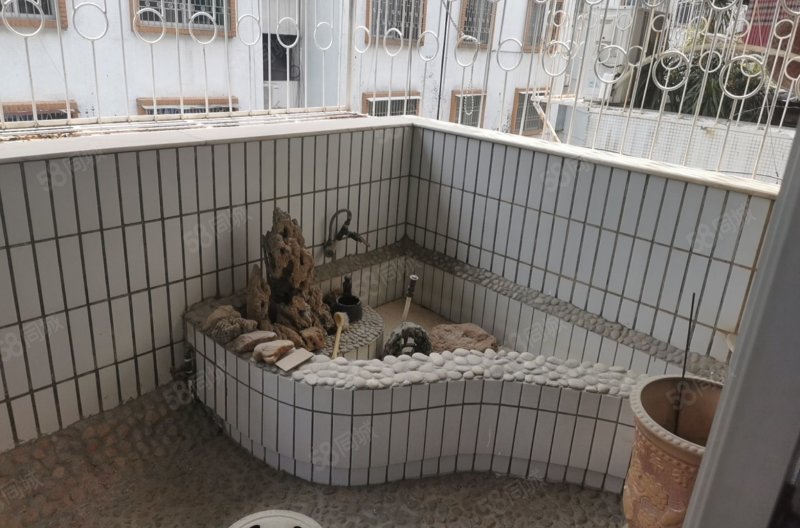 金田花园3室2厅2卫130㎡东58万