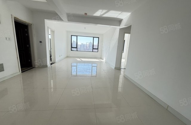 带大大的楼台，上下复式五室三厅三卫免大税新房未住全明户型