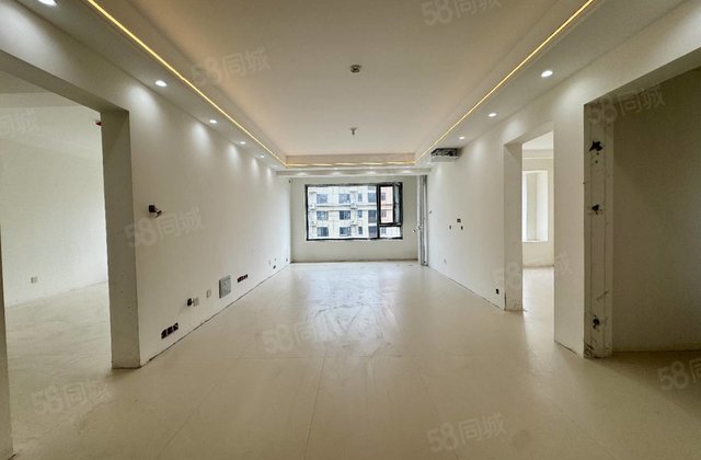 三叶草户型，双卫带车位房东赔30万急售，新房未住，莲湖湾独户