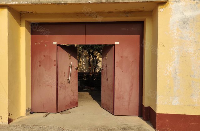 一楼带院昌润路 四中家属院  三室两厅 院子有配房 独立大门