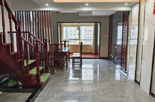 挑空设计，一室双卫 停车方便，不用买车位，精装，办公居住均可
