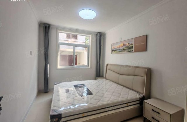 一楼一楼带30平院子，湖北小区，送精装修3室3室，有钥匙