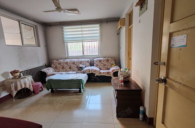 金城小区 锦绣园 孝心一楼 五室三厅 停车方便 送地下室