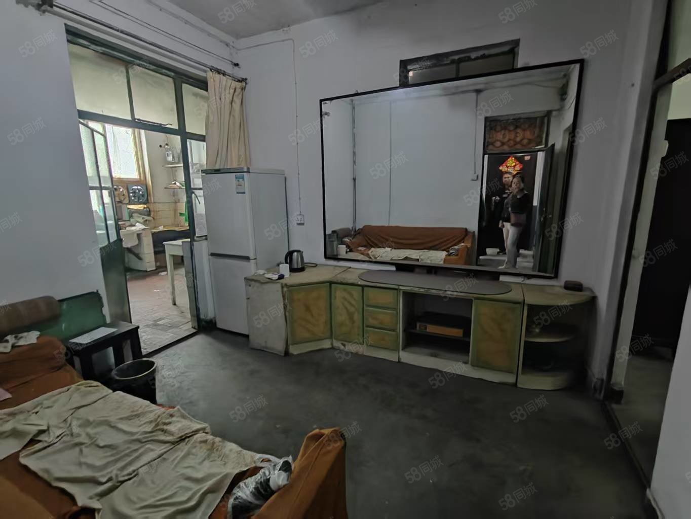 沿河小区3室2厅1卫70㎡南北31.8万