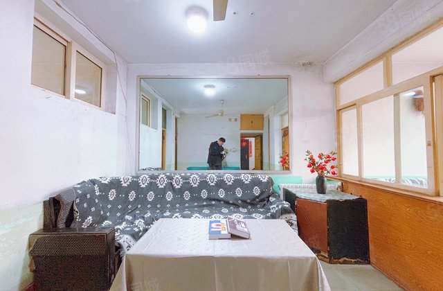 规划局家属院 湖边一楼带院 有储藏室 交通购物方便 腾龙广场