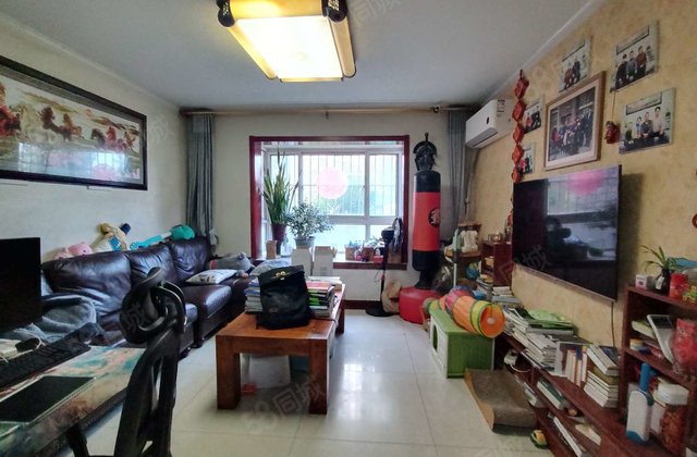 翡翠城一楼带院 三室两厅精装修 送车位储藏室 无大税 诚心卖