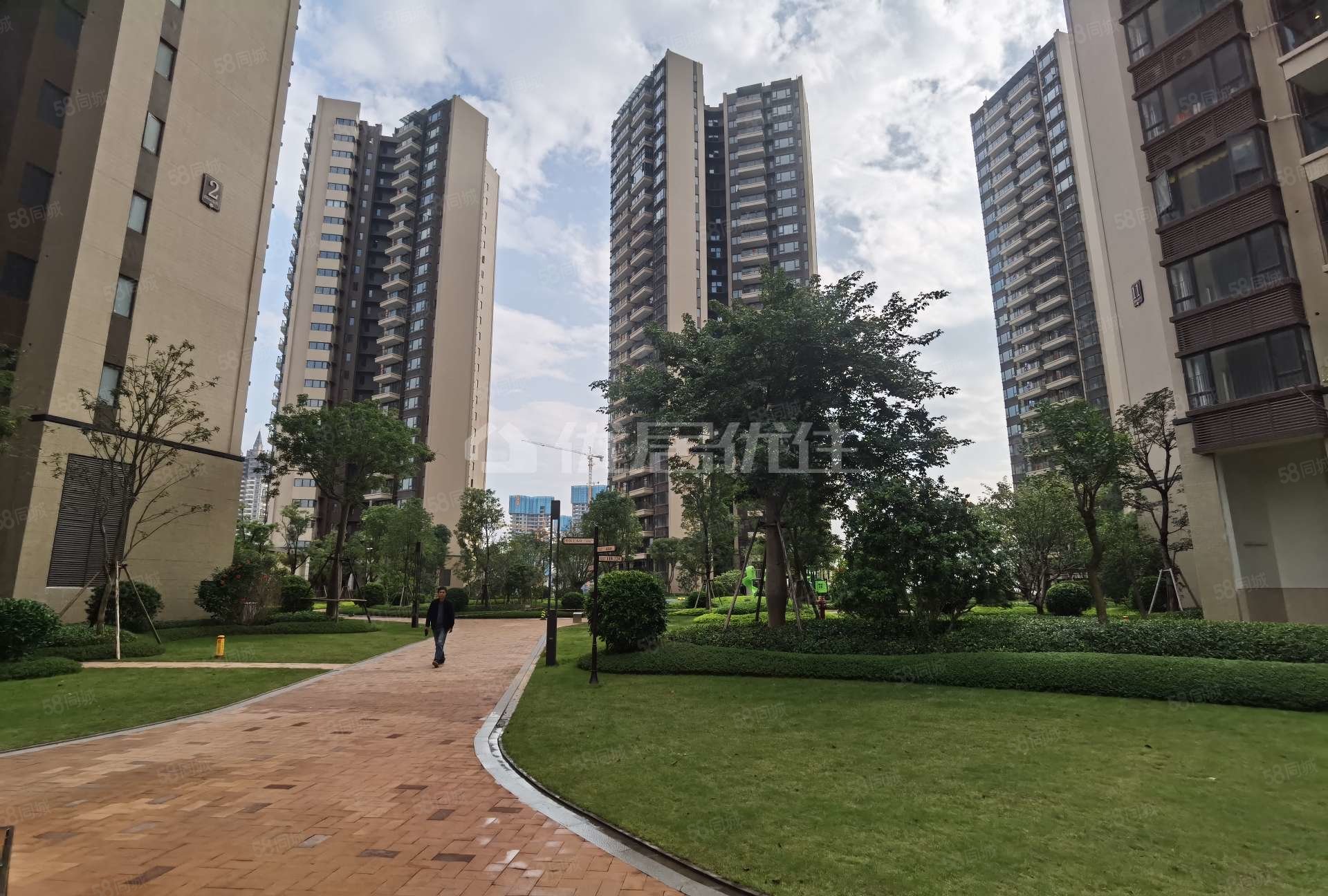 龙光玖珑郡4室2厅2卫110㎡南北120万