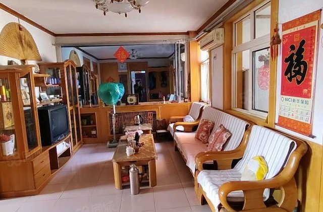 医疗配套成熟 南北通透 出行方便 低密宜居 高楼层视野好