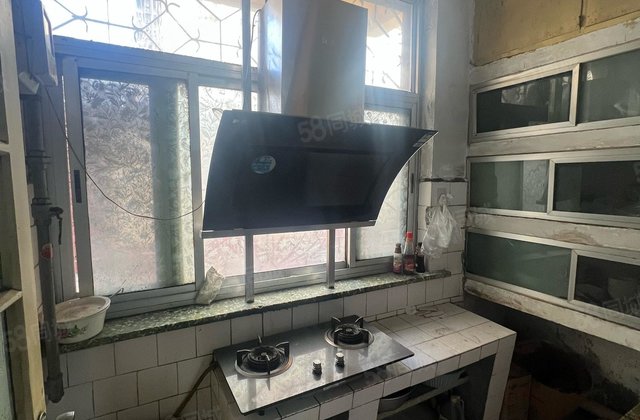 湖边 单位家属院 100多平的院子 带两间配房 停车方便