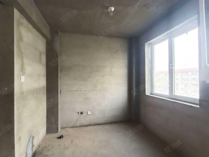 和平鑫城3室2厅1卫102㎡南57万