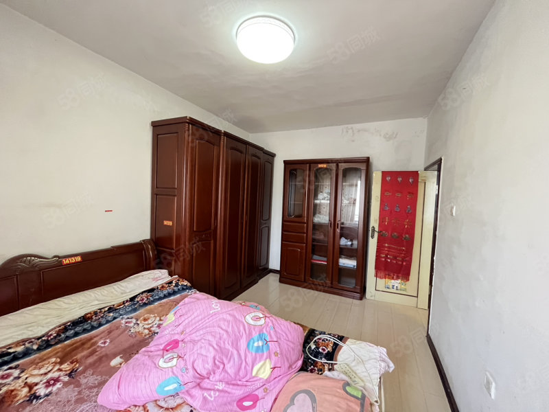 艺术小区1室1厅1卫32㎡西南15万
