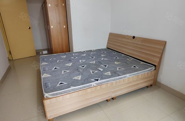 先锋社区中间好楼层 带免费停车位带储藏室。