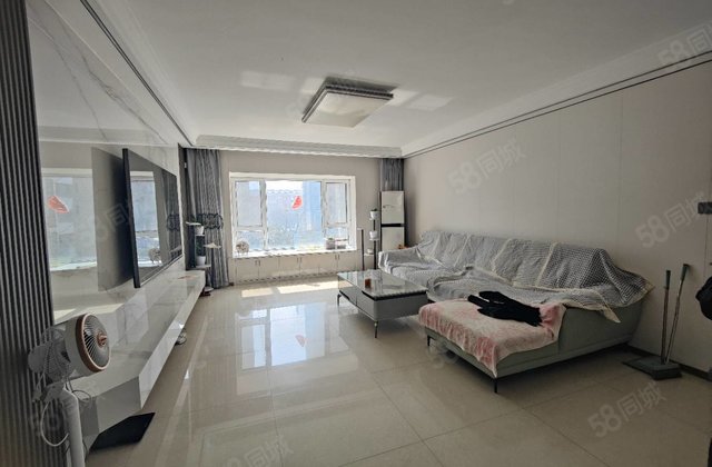 阿卡四期大平层 精装  位置 三叶草户型 南北双阳台