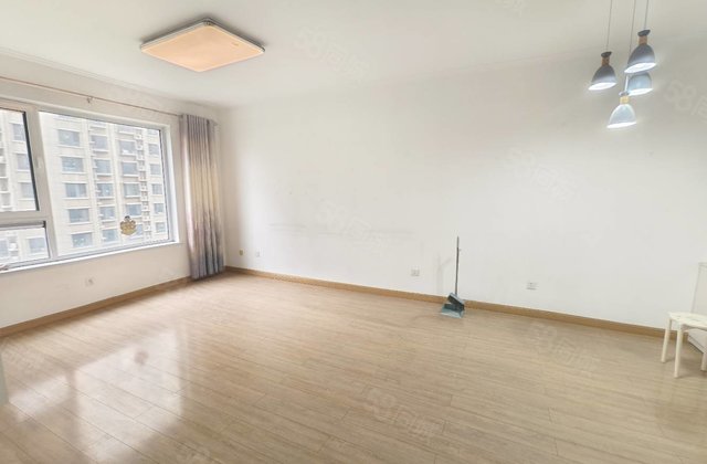 昌润莲城三室两厅两卫。带车位储藏室，中间楼层