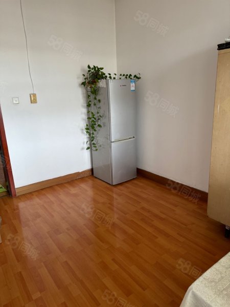 市委一号院4室2厅1卫180㎡南65万