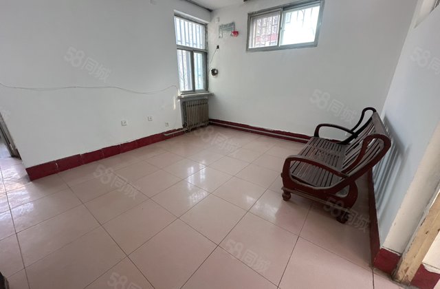 振兴路  旁 执法局家属院 步梯2层 带储藏室 房东急售