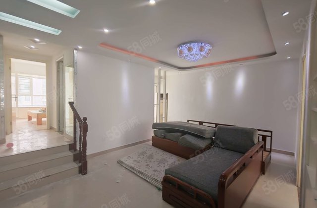 站前街 小区商圈成熟  公摊小 小洋房 可拎包入住房东急售。