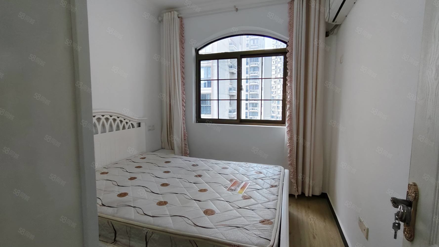 地中海风情7室2厅3卫102.3㎡南北60万