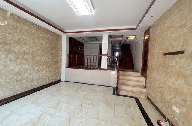 东昌湖边 城市主人别墅 上下三层前后带院 高端小区停车方便！