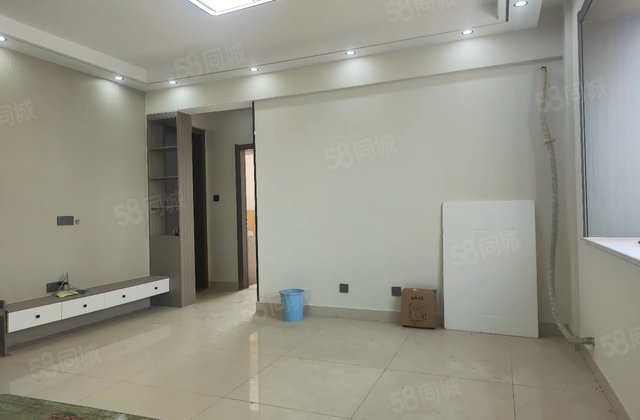 市中心 大润发旁 宝徕三室 精装带车位 随时看