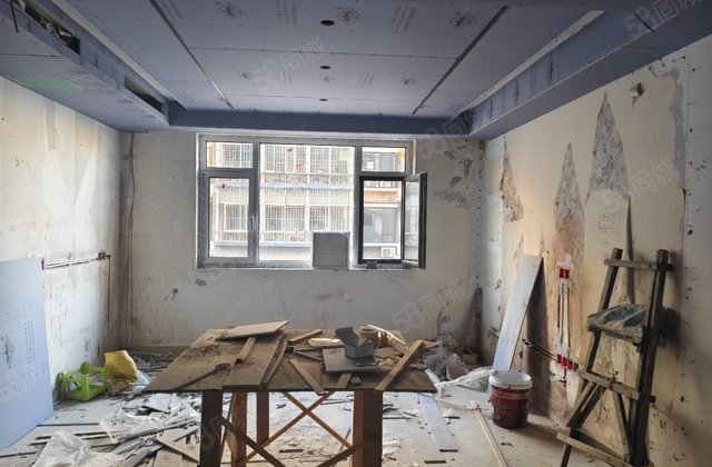 地暖孝心一楼，三室双卫，送车位，车库，看房密码