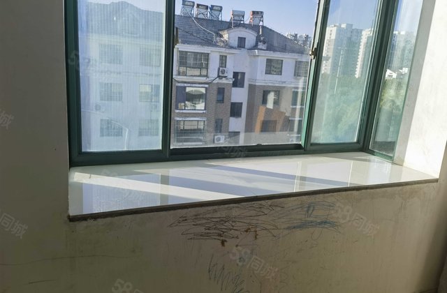 近医院，园内   ，送阳台地下室各十平，高挑空可做阁楼。