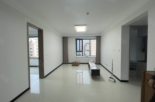 金柱大学城三室装修未住，98.8万送车位储藏室