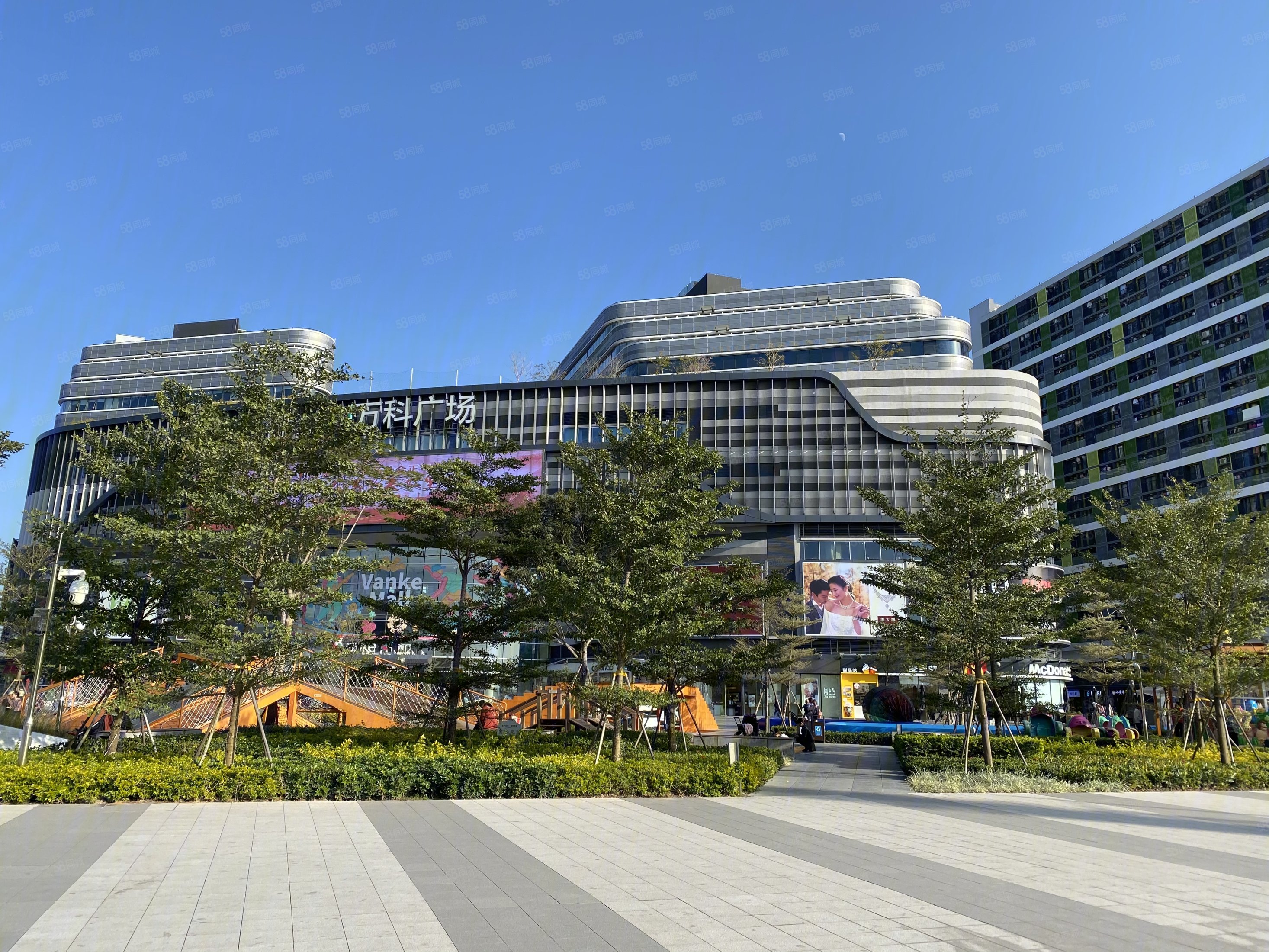 天河智慧城万科米酷a区两房楼下广场和地铁站送全屋家具