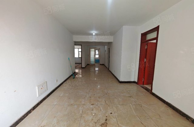 三叶草户型，南北通透，送车位储藏室，户型方正，随时看房急售。