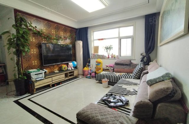 东昌甲第北邻东昌丽都北区双卫，东边户